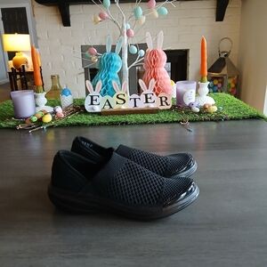 Bzees Womans Nwot Size 7.5